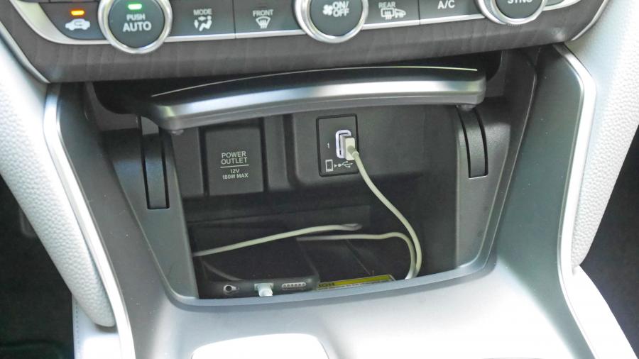 Детали интерьера Honda Accord Touring Hybrid 2017 года  (NA) (фото 27 из 170)